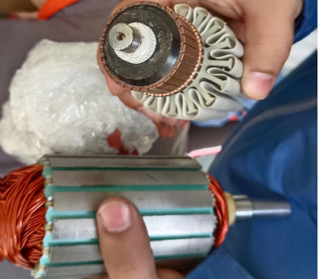स्लॉट कम्यूटेटर के लिए स्वचालित आर्मचर वाइंडिंग मशीन देने वाला